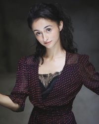 Обольстительница, как есть обольстительница ! 
Конечно, Жерар не мог устоять ! )))