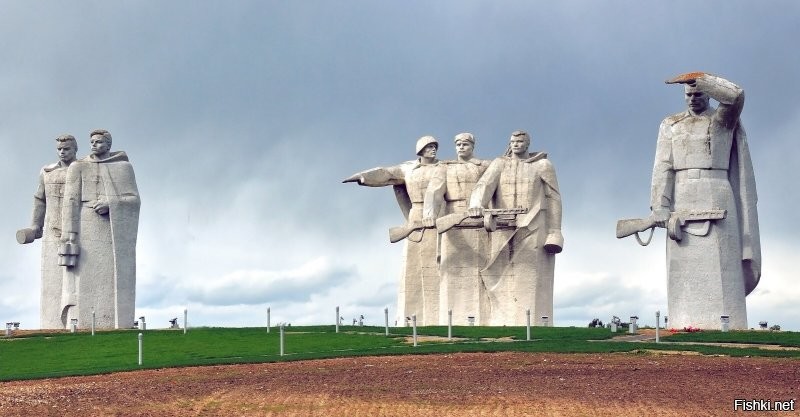 Мемориал «Героям-панфиловцам». Мемориальный комплекс состоит из шести монументальных скульптур высотой 10 метров, олицетворяющих воинов шести национальностей, сражавшихся в рядах дивизии Панфилова.