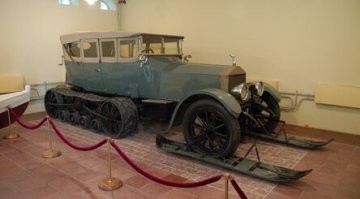Ленину Ролс-Ройс купили, и сразу на гусеницы перевели, уже в Питере. Я его помню, ибо в школе был судомодельный кружок, а один парниша именно эту машину делал, это где то в 80-х, возможно и сейчас в школьной мастерской стоит на полке под потолком (видел там как то, в 2000-х) вместе с кораблями.