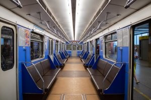 Хорошо в час пик, в метро падать, в середине вагона между лавками, при движении. Голову пробить и ребра поломать шансов практически нет. Имеется в виду вот этот вагон.