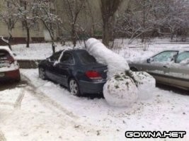В Балашихе умники запустили фейерверк прямо на припаркованные машины