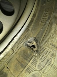 Зачем напомнил? Вот моё. Через три недели после покупки. Кривой бордюр.