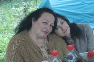 Слегка 3,14здабол ты, товарищ! Елена Владимировна Раутбарт (ныне Гутина) ниже на фото (слева). И она не медик, а преподаватель. Русского языка, литературы, заместитель директора ЦОЦ №548 Рачевского Е.Л.