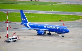 у них есть самолёты...только они никуда не летают, на них сотрудники пока только тренируются, загружать и разгружать их....