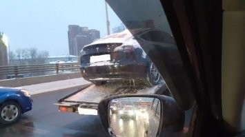 Забавное совпадение. Пост про Теслу, а я как раз одну такую сегодня видел....На эвакуаторе. Подозреваю, что мороз ее нокаутировал.