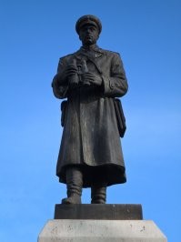 Кремень мужик! В Курске есть Площадь Рокоссовского, названию лет 50, но памятника до некоторого времени не было. Лет 15 как тогдашний красномордый губернатор памятник воздвиг, скульптор довольно известный Вячеслав Клыков. Вроде как и ничего, к скульптуре особых претензий нет, но в народе получил название "Константин с двумя бутылками пива"...