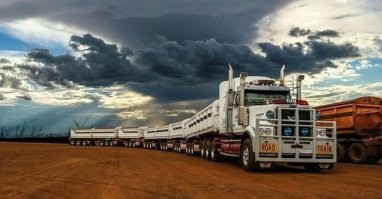 В Австралии автопоезда как-то так выглядят.
Пустыня по всей стране, места ровные, перепада высот нет, дороги прямые на несколько сотен километров - длинному автопоезду ехать просто.