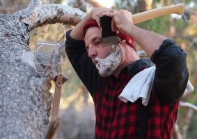 Оно ведь как... 
 Как тебе нравится, так и мучаешься...
 А советовать как и чем бриться, это как советовать какую бабу лучше трахать.