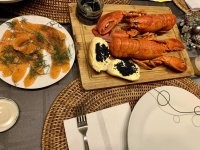 Ты его открываешь а там у тебя икра черная , омары отваренные , хлебушек прожаренный :) Я вчера так же сходил к холодильнику :) Сходил к нему я а зарядку пол вечера делала жена , сегодня опять ходил к холодильнику но там откуда то появились еще и креветки пришлось на гриле жарить :)