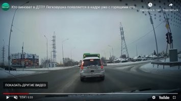 Вообще-то он выехал на перекресток на запрещающий сигнал. А затормозить, не прибегая к экстренному торможению (скорость у грузовика бяла небольшая перед поворотом), он вполне мог на мигающий зеленый.