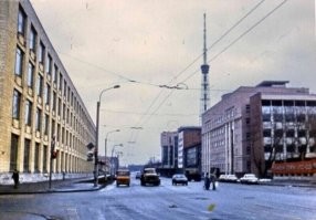 Я помню с дедом гуляли по аптекарской набережной, (там где она была, а не просто берег Невы), в конце 70-х. Этого моста ещё не было.Сейчас уже и не представить