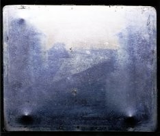 Вот та самая пластина на которую производилась 8ми часовая экспозиция. Это и есть первая фотография. Кстати, профессиональных фотографов (особенно старой школы) сильно коробит когда кто то говорит слово - фотка или сфотать,  и так далее. Так как слово - фотография, имеет греческие корни и дословно переводится как - рисование светом или светопись).