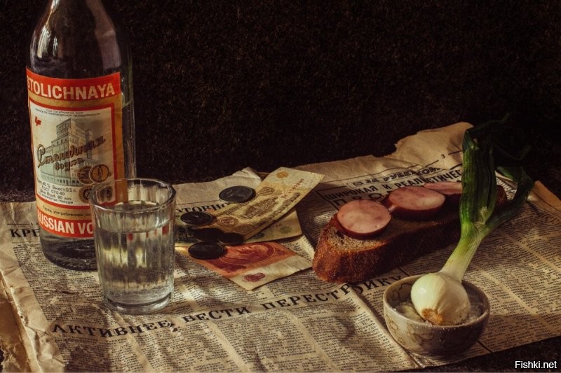 Дед Морозы накрывают скатертью стол...