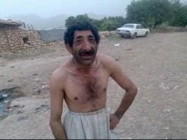 У нас тут один Ашот, решил что он смотрящий по парковкам. Ну деловенный такой ходил, ты сюда ставить будешь, а ты туда. А я буду напротив подъезда ставить, ведь я Ашот. А если кто "левый" заехал, или новый жилец появился, шел рамс разводить.
И тут кто то, пока Ашот фасовал петрушку на рынке, поставил на "его" место, откровенный авто хлам но с номерными знаками. И все. Ашот плевал на машину, вешал записки с угрозами и делал прочии пассы руками и носом. Но прико в том, что сам же разделил двор, и у всех было "законное" место. И Ашот оказался без места.Если он ставил гдето, то его просто прогоняли, и говорили, что бы шел искал хозяина транспортного средства на "его персональной" парковке.
А вот на Камчатке, за место во дворе могут побить очень больно. Там сугробы до 3 метров.)))