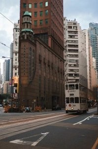 Больше на трамвай похож