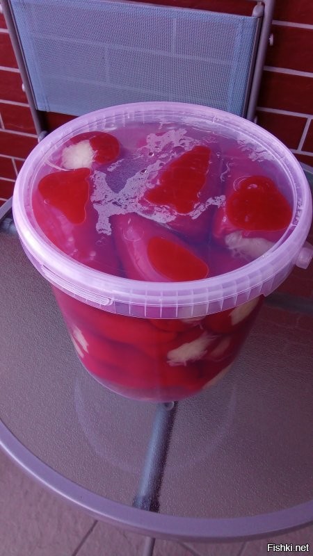 Хммм.... Про еду.....  Ну.... вкусная у них еда. И порции оооочень большие. Всякие паприки, фаршированые капустой, очень вкусные.