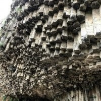 "Симфония камней" или "Базальтовый орган" - это множество базальтовых столбов, расположенных в ущелье Гарни в Армении. Эти столбы образовались из магмы, расколотой при остывании системой трещин на столбики шестиугольного сечения.