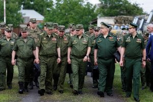 В целом всё правильно. Женщина может быть наводчиком БПЛА или связистом при штабе или административные процедуры выполнять. работа в основном сидячая, бегать , прыгать, стрелять не нужно. А вот форму носить по уставу необходимо. Более того, зачем отправлять в декретный отпуск обученного специалиста, если его навыки необходимы здесь и сейчас.
А вот в нашей армии,  есть куча мужчин, которые как беременные, хотя вроде им то надо быть в хорошей физической форме и постоянно её поддерживать, как минимум чтоб подавать пример подчинённы. И у них нет оправдания вроде беременности - поотращивали мамоны, еле  ходят, вояки хреновы.
