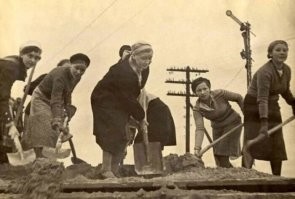 Я одного не пойму, статья про вора в законе в женском обличии но на одной из фотографий (если не ошибаюсь) женщины Ленинграда копающие противотанковые рвы - фото из хроники. А на второй женщины военнослужащие взятые в плен (почти в гимнастерках). Какое отношение эти фотографии имеют к воровской жизни?