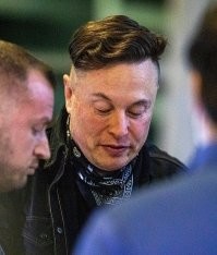 Больше на Маска похож.