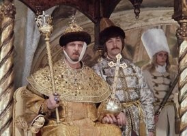 Так вот, во время допроса он говорит, что родился в 1533 году, но на самом деле царь Иоанн Васильевич родился раньше – в 1530 году, а вот в 1533 году он младенцем занял престол. Видимо, создатели решили немного «омолодить» царя.

На самом деле на допросе он должен был сказать, что родился в 7038 от сотворения мира.

Счет от рождества Христова у нас вроде как только Пётр 1 ввел.