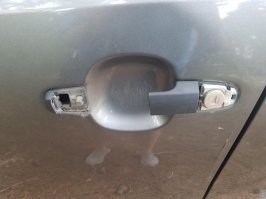 ...кто-то поп*здывает. 
Хотя можно было и зимой оторвать ручку, а летом сфотать... но только зачем?