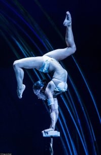 Никогда такого не было, что в цирке выступают полуголые девушки и вот опять.
Обычно они выступают в шубах или сарафанах.