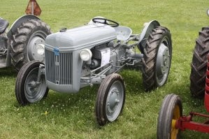 91-летний трактор Ford, простоявший в зарослях 8 лет, впервые отправился на мойку