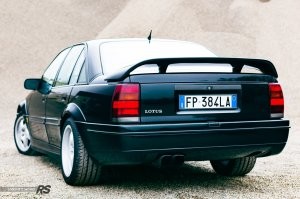 Lotus Omega (также известен как Lotus Carlton)   спортивный седан, разработанный Opel в сотрудничестве с Lotus и выпускавшийся в период с 1990 по 1992 год
Разгон до 100 км/ч 	4,8 с
Максимальная скорость 	282 км/ч