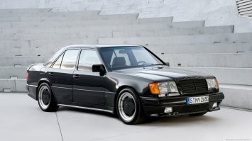 Mercedes-Benz 300 E AMG 6.0 Hammer (W124)
Mercedes-Benz 300 E AMG Hammer представляет собой седан 300 Е с установленным в него двигателем V8 объёмом 5,6 л от 560 SEC, мощностью 360 л. с. при 5500 об/мин и с крутящим моментом 510 Н м при 4000 об/мин. 300 Е 5,6 AMG разгонялся до сотни за 5,4 с и развивал максимальную скорость в 303 км/ч. Кроме того, можно было установить «восьмёрку» M117 объёмом 6,0 л, мощность и крутящий момент которого составляли 385 л. с. при 5500 об/мин и 566 Н м при 4000 об/мин соответственно. Разгон последнего до сотни занимал 5,0 секунд и набирал максимальную скорость 306 км/ч.