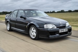 Lotus Omega (также известен как Lotus Carlton)   спортивный седан, разработанный Opel в сотрудничестве с Lotus и выпускавшийся в период с 1990 по 1992 год
Разгон до 100 км/ч 	4,8 с
Максимальная скорость 	282 км/ч