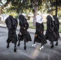 А чего у них у всех руки за спиной? Они что, с зоны откинулись недавно?