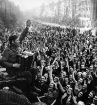 Жители Праги слушают игру русского солдата на гармошке. Прага, Чехия, 9 мая 1945 года.