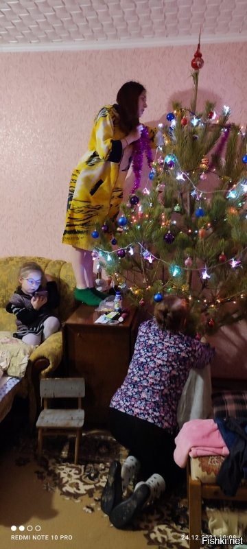 Весь бабский батальоён. Жена, дочка и внучка. Но это не весь состав.