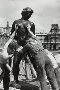 Не кантовать! ))
Фотограф Робер Дуано.