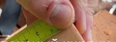 А зачем тонны штукатурки? ее толщина должна быть 15 мм (СНиП «Изоляционные покрытия»), если кладет не рукожоп, то все дефекты кирпича не будут иметь никакого значения, тем более, что автор видео соврал при измерении геометрии кирпича (см снимок ниже), а еще высота кирпича регулируется слоем раствора, а не штукатуркой.