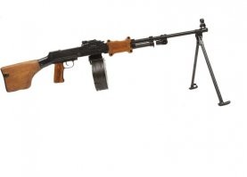 Стрелял он из РПД (ручной пулемет Дегтярёва) с ленточным питанием, со слегка загримированным стволом.
А вот на других кадрах фигурирует немецкий пулемёт МГ-42, который, скорее всего, уже своё отстрелял. Вот только темп стрельбы у него, как у МГ-34, поскольку стреляли-то из РПД.