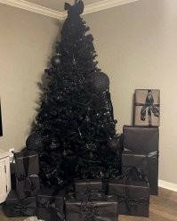 Новый год в семейке Адамс?
