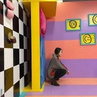 Левая спинка кровати не касается чего? Пола? Или Стенки?