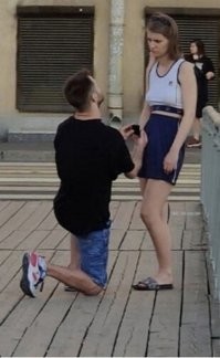 Так себе девушка...
Ни сисек, ни жопы, да и характер скверный...
Беги, парень!