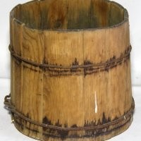 "За клюквой едем на ближайшее болото за 20 км." - дык, это очень близко)))
"Да, у нас и на кадках и на бочках обручи и те были деревянные..." - я знаю, видел - на мой взгляд очень красиво, гармонично и... сложно! И именно поэтому-то я и упомянул шорские обечайки из проволоки - небо и земля!
Вот пример (только, это музейный образец, а в жизни всё ещё страшнее):