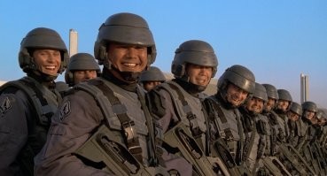 Он вам не Санта! Шварценеггер на Рождество подарил 25 домов нуждающимся ветеранам