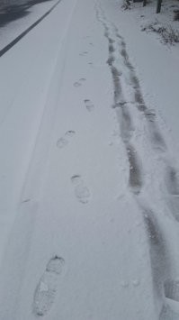 Утром на работу все идут по-разному
---------------
Один на работу, другой с работы. ))