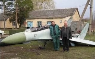 Бо это моделька, Су-27УБ, и возможно летающая / летавшая (в масштабе с людьми видно хорошо, на глаз 1:3)