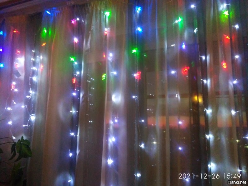 Ай-яй-яй 
А я все сделала-и снежинки наклеила, и гирлянды повесила, и ёлку нарядила) всех предварительно разогнала, правда, чтобы под ногами не мешались. Иначе ничего бы не срослось.