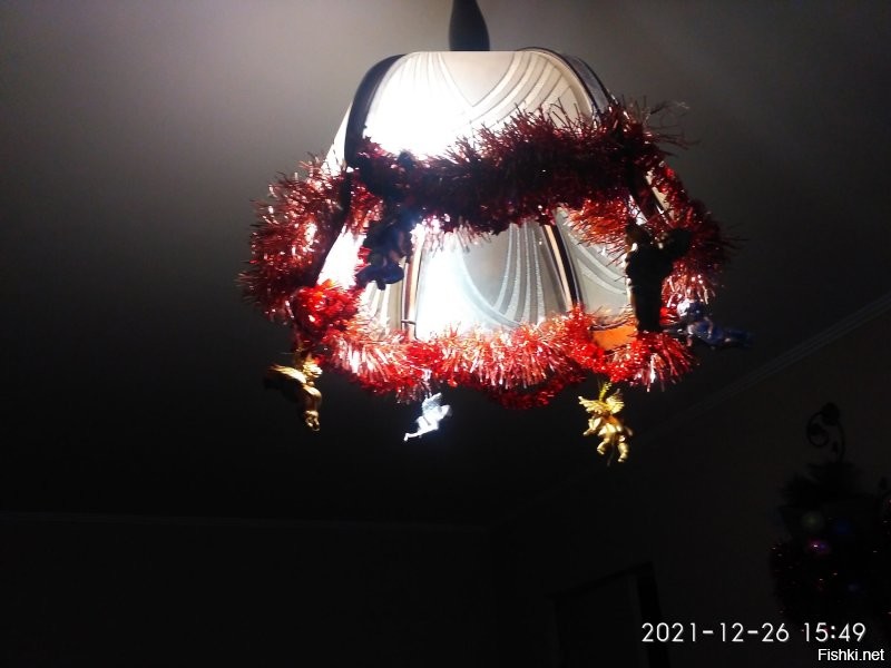 Ай-яй-яй 
А я все сделала-и снежинки наклеила, и гирлянды повесила, и ёлку нарядила) всех предварительно разогнала, правда, чтобы под ногами не мешались. Иначе ничего бы не срослось.