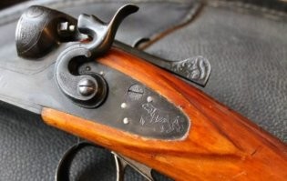 Просто как пример. Тут очень хорошо видно что курок в свободном состоянии не касается бойка. Всё боле-менее современное оружие с открытым курком имеет схожую конструкцию. В том числе и ПМ, и револьверы.