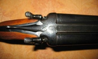 Смотрите внимательно. Это классическая казнозарядная двустволка 16го калибра. И капсюль там на гильзе а не под курком. Нет там никаких трубочек. Это именно ударник. Вот вам ТОЗ-63
