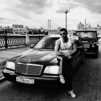 Это не девяностые. Сейчас модно стало, сделать фотку в черно белом цвете...аля 90ые. Вот тот же тип , на том же мерине, только сзади еще гелик стоит с линзованной оптикой , которая пошла на рейсталинге с 2006 или с 2007 года.