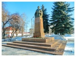 я живу в ста метрах от места, где стоял памятник Кузнецову.  Его демонтировали в 92 году, и вывезли в Талицу Свердловской области, где он и стоит,  а Ленина убрали ещё при Союзе. По моему в 89-м.